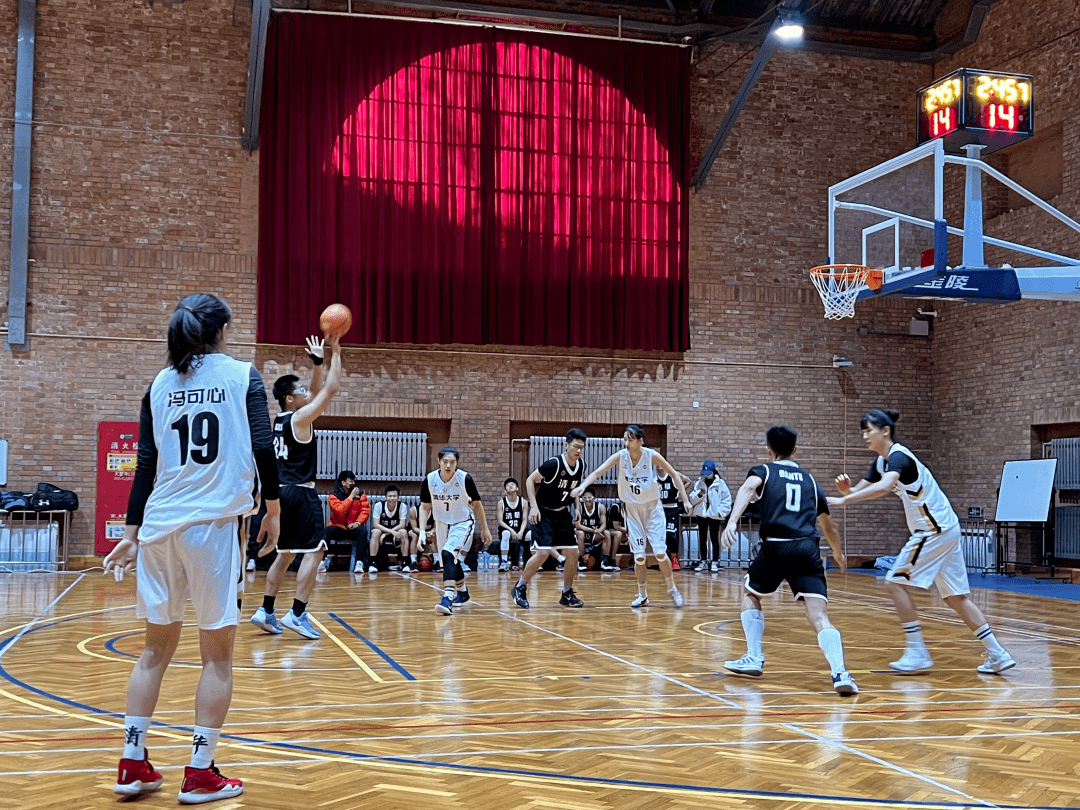 深圳男篮训练开放日；窗口期豪取连胜引欢呼；法甲在即；球队文化再被提及的简单介绍